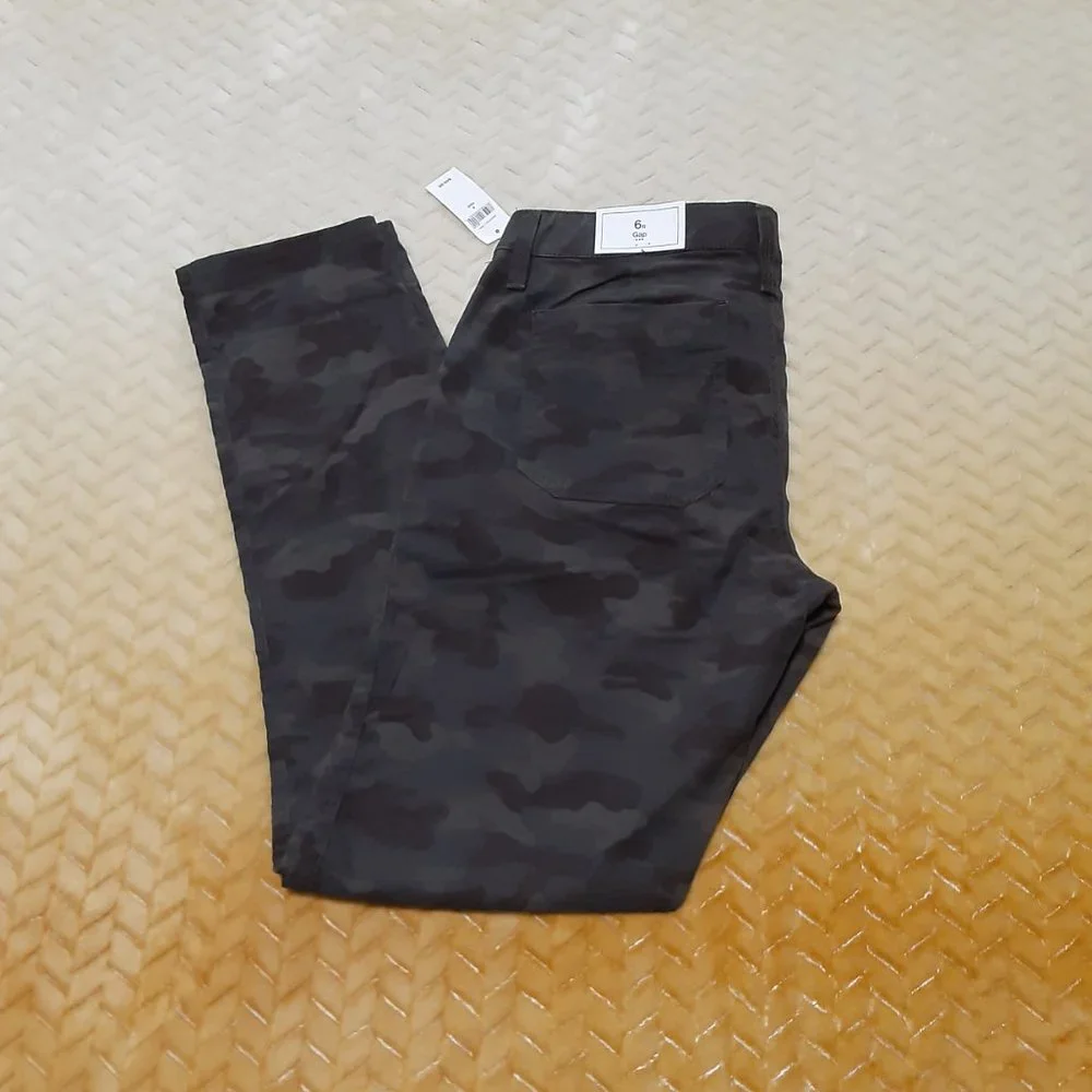 The Gap women's camouflage pants size US 6 R. NWT-$49.99._2